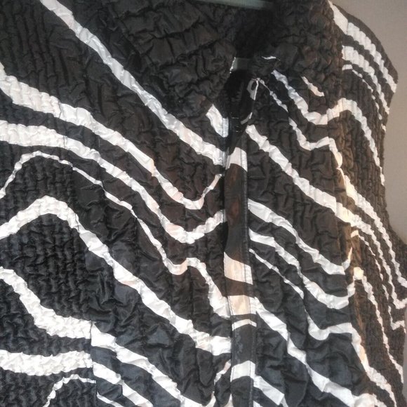 Puffy Crinkle Women's Reversible Black & White Vest Pleated in Front Stretchy - Picture 7 of 7